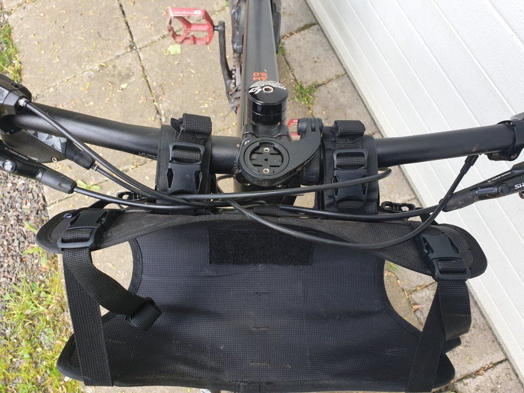 Acepac Bar Harness MKIII upevněný na řídítkách s distančními podložkami