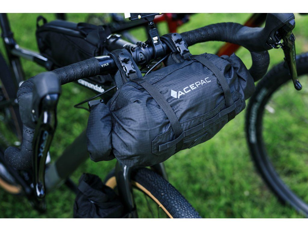 Acepac Bar Roll MKIII upevněný na řídítkách gravel kola