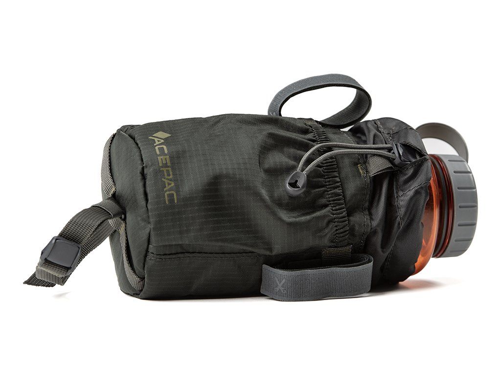 Acepac Fat Bottle Bag MKIII s lahví a nastavitelnými upevňovacími popruhy