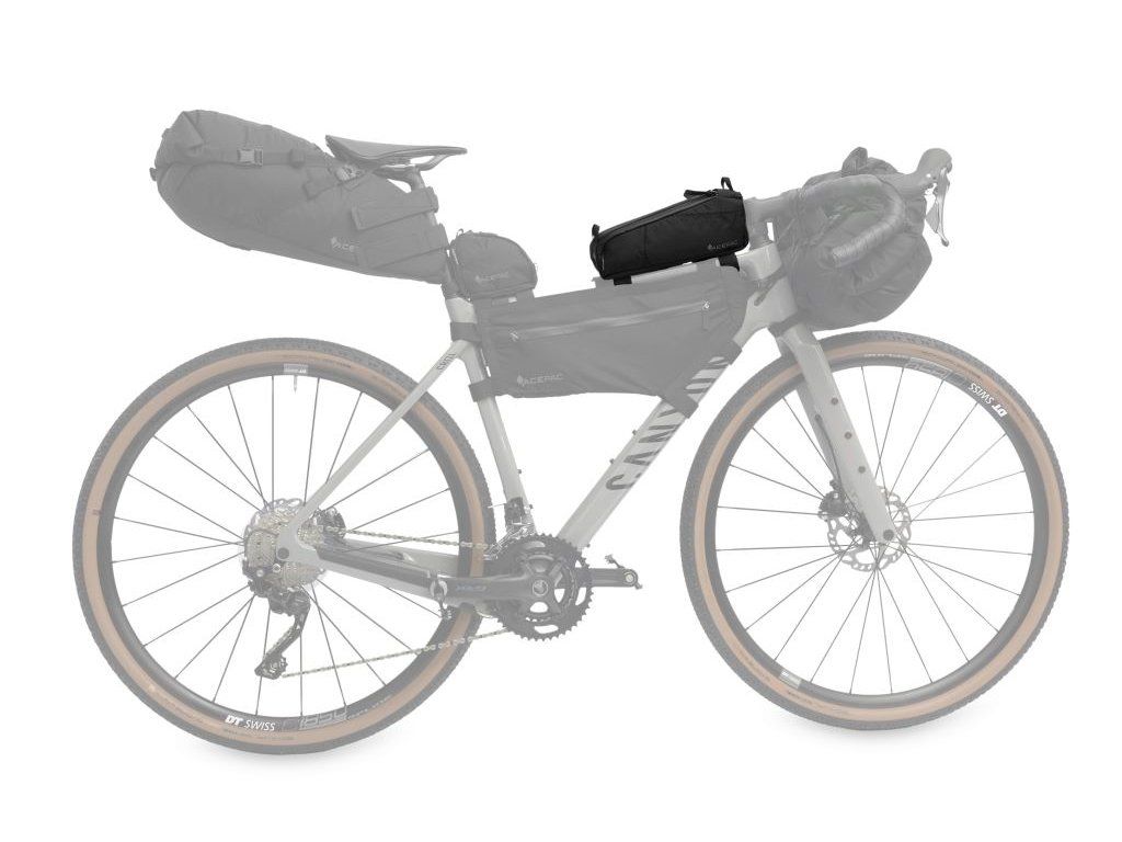 Acepac Fuel Bag L MKIII upevněná na horní rámové trubce gravel kola