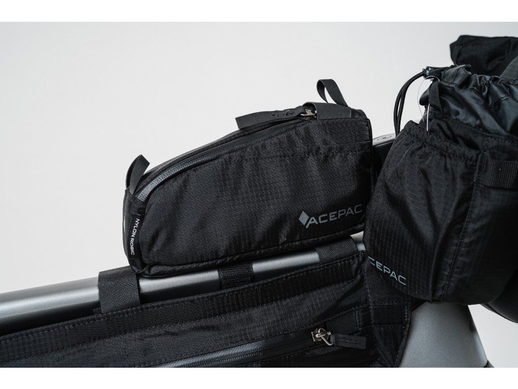 Acepac Fuel Bag M MKIII upevněná na horní rámové trubce kola