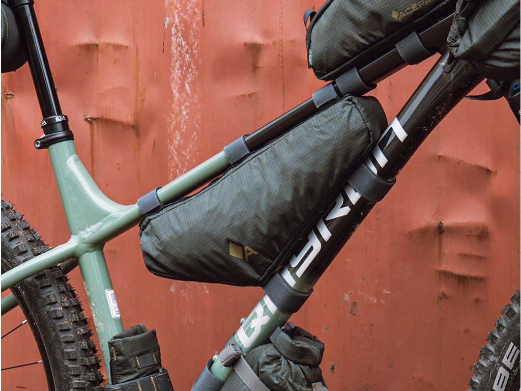 Acepac Triangle Frame Bag MKIII upevněná v opačné orientaci v rámu kola