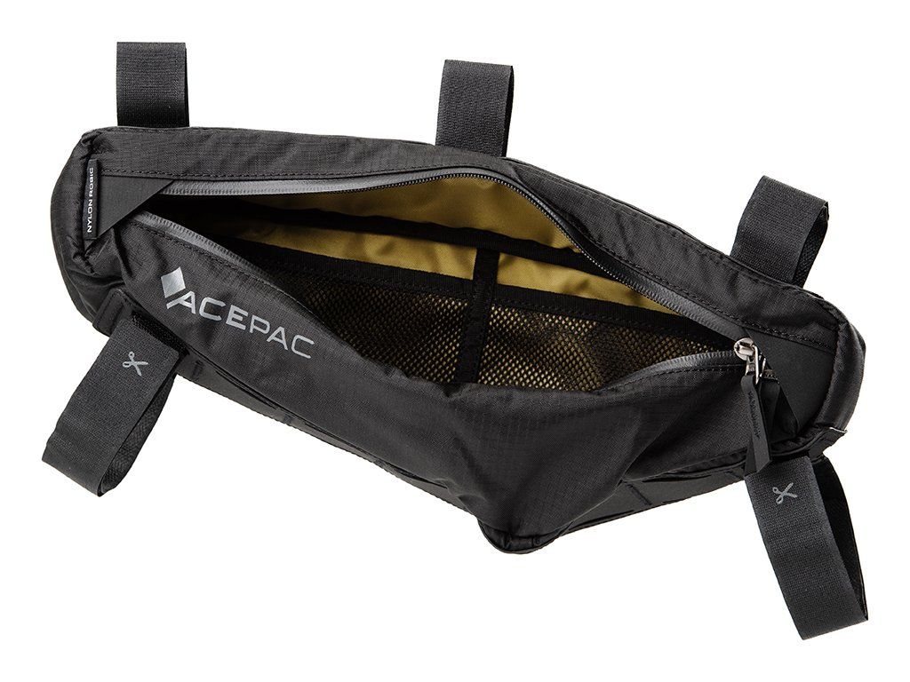 Otevřená Acepac Triangle Frame Bag MKIII se dvěma vnitřními síťovanými kapsami