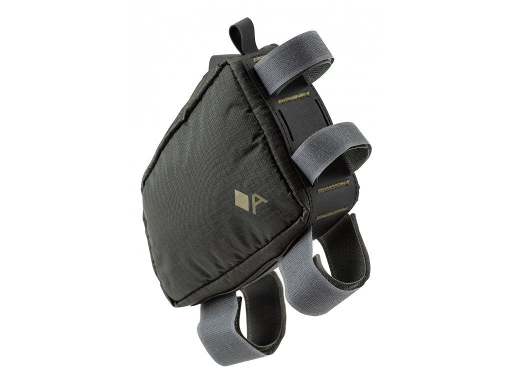 Detail nastavitelných Velcro popruhů Acepac Tube Bag MKIII