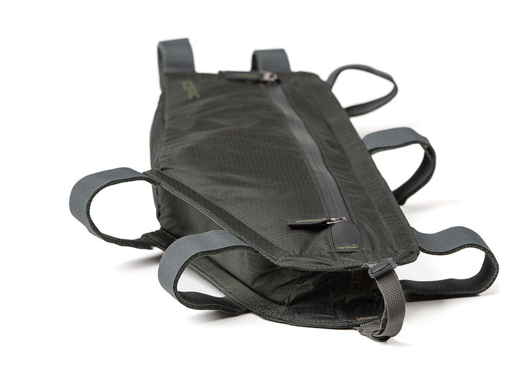 Detail YKK zipu a upevňovacích prvků Acepac Zip Frame Bag L MKIII