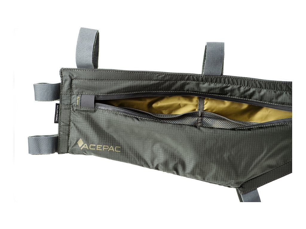 Vnitřní prostor Acepac Zip Frame Bag L MKIII se světlou podšívkou a síťovanou kapsou