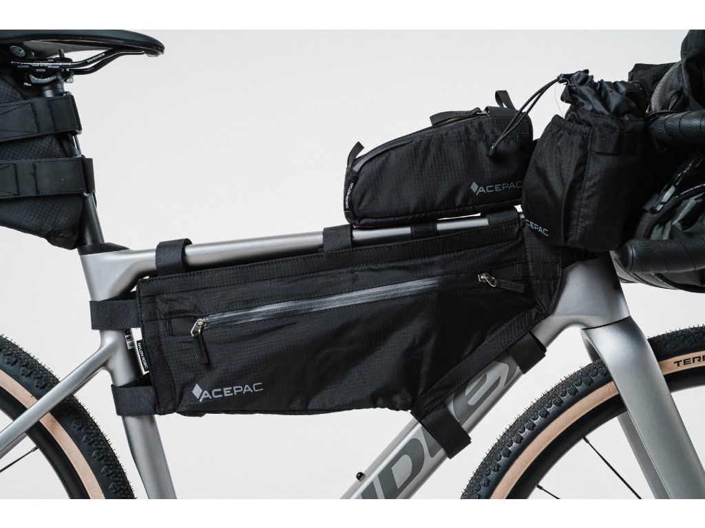 Acepac Zip Frame Bag L MKIII upevněná v rámu kola jako součást bikepackingového setupu