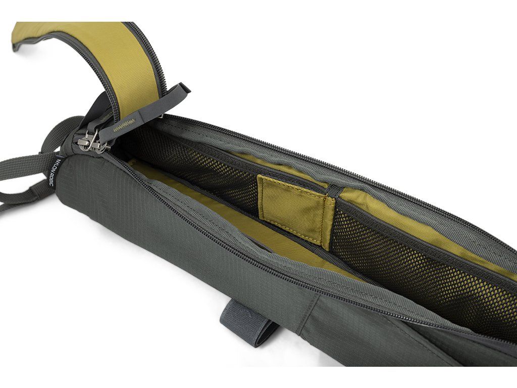 Vnitřní prostor Acepac Fuel Bag XL MKIII se síťovanými kapsami