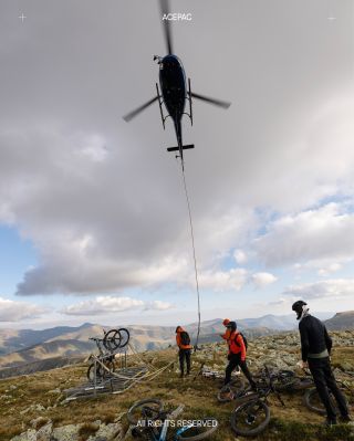 Ohlédnutí za Legends of Gugu – bike camp našeho ambasadora @richardgasperotti v rumunských Karpatech. 🚁 Heli-drop na...