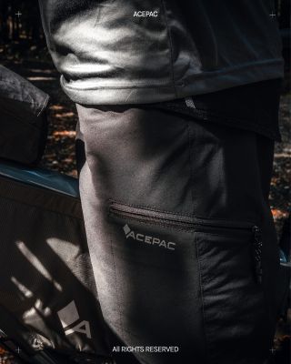 Montace Pants. Kalhoty, které zvládnou víc než jednu roli. Jsou ušité tak, aby s tebou vydržely celodenní jízdu na biku,...