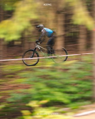 Když víš, že batoh je zbytečně moc, ale kapsy nestačí. Onyx 5 MKIII je přesně mezi — pojme všechno důležité, zůstává...