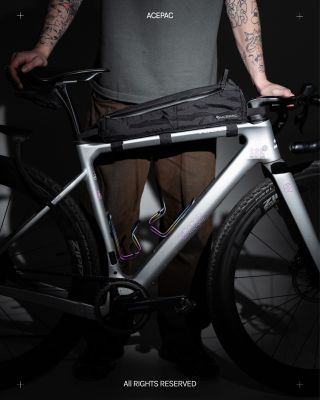 Novinka na e-shopu: Fuel Bag XL. ✌️ Jsou věci, které nechceš lovit po kapsách. Telefon, tyčinka, rukavice. Prostě věci,...